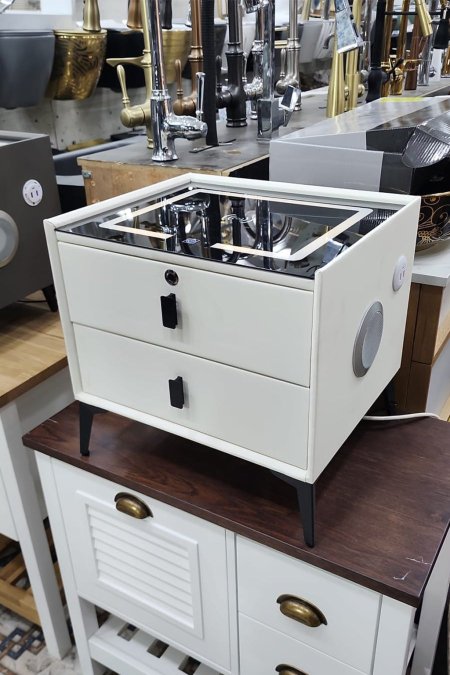 مغسلة كلاسي مودرن مع سطح زجاج أسود ودرجين